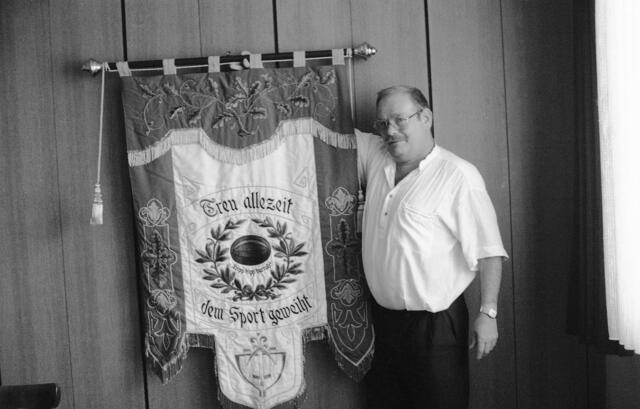 Zum 90. Jubiläum 1989 (über den ich seinerzeit berichten durfte) zeigte der damalige Vorsitzende Eberhard Schmidt die historische Vereinsfahne