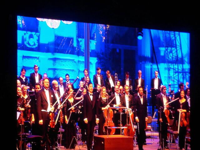 Hier das Orchester mit den Interpreten beim Applaus | Foto: NDR