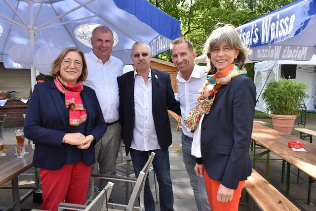 Politik trifft Sport, 2. v.L. Regionsabgeordnete Maria Hesse, rechts: Dr. Stefanie Matz