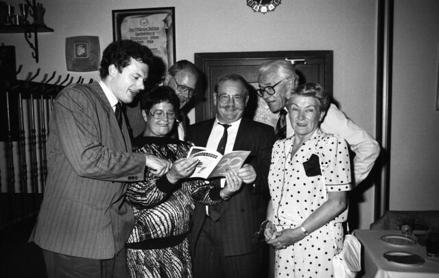 Der 90. Vereinsgeburtstag 1989: u.a. gratulierten Hannovers Bürgermeisterin Hannelore Kunze (2. v. l.), Alt Bezirksbürgermeister Leopold Merkelbach (2. v. r.) und Bezirksbürgermeisterin Inge Meier (r.).