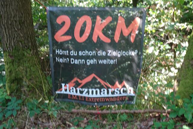 an diesem Wandertag fand auch der Harzmarsch der Extremwanderer statt. Eine Runde um Blankenburg betrug 25 km. Insgesamt starteten 800 Teilnehmern. Es wurden 25 km; 50 km; 75 km und sogar 100 km erwandert!!!