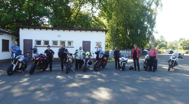 Eine tolle Truppe, v.li.nach re.: Dirk, Gabi (mein Mäusschen), ich, André, Jörg, Eva, Inge und Bernd. Nicht auf dem Foto ist Marion, die mit dem Auto unser Gepäck und diverse "flüssige Betriebsstoffe" vorausgefahren hat.
Wir hatten einfach jede Menge Spass zusammen! 