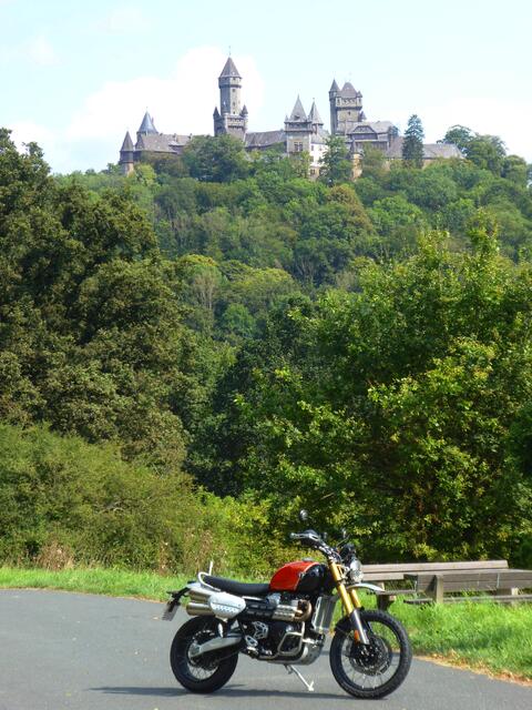 Das Schloß von Braunfels. 
Hier drehte das Team des Hessischen Rundfunks 2008 den Märchenfilm: König Drosselbart und 2019 den Kinderfilm Max und die wilde 7.
Davor steht ein Märchen von Motorrad! 
Passt doch! 