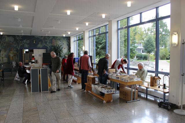 Das Forum der Grundschule ist es ein idealer Platz für den radio- und Funkflohmarkt in Wertingen. Danke an die Schulleitung, die es erlaubt, dass der Flohmarkt hier stattfinden kann. | Foto: Otto Killensberger