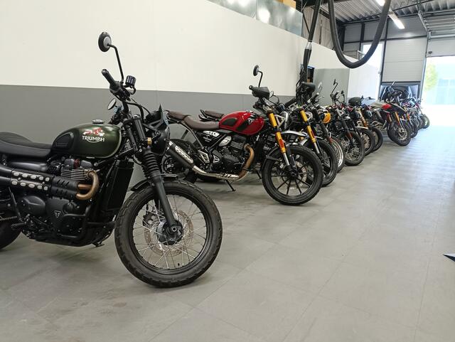 Und hier stehen sie! Die Motorradflotte, die beim grössten Motorradtreffen Europas, Glemseck 101, die Marke Triumph repräsentieren wird.