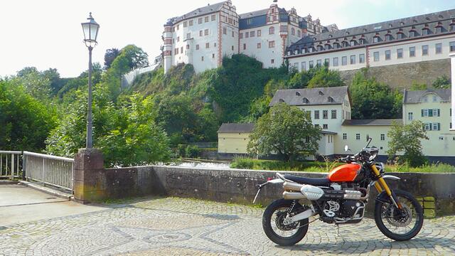 Das Schloss Weilburg von der alten Lahnbrücke aus gesehen. Die sehenswerte Altstadt liegt auf einer Halbinsel, die durch die Lahn gebildet wird.