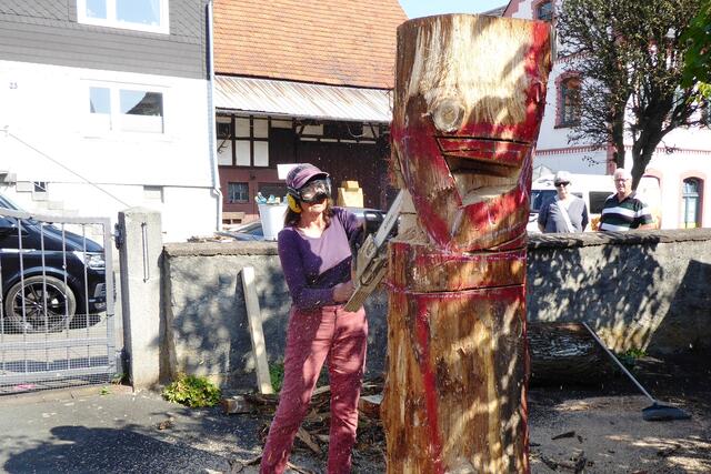 Beate Debus (Oberalba in der Rhön) bei der Arbeit in der Hauptstraße 26a.