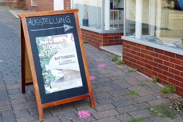 3. Holzbildhauersymposium vom 02. - 07.09.2024 - Hinweisschild zur Ausstellung in der Hauptstraße 18.