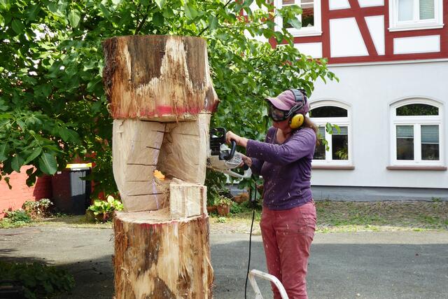 Auch bei Beate Debus entwickelt sich eine Figur.