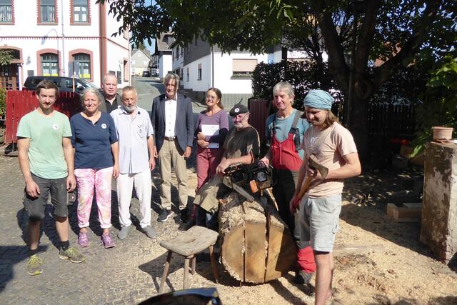 Eröffnung des 3. Holzbildhauersymposiums Battenberg: Von links Leon Fiand (Frielendorf-Großropperhausen / Halle an der Saale), Marlit Peikert (Kunstverein Battenberg), Bürgermeister Christian Klein, Beat Hodel (Gesamtorganisation Kunstweg Battenberg), Rüdiger Heß (Vorsitzender des Vereins Region Burgwald-Ederbergland e.V.), Beate Debus (Oberalba in der Rhön), Matthias Heß (Kassel), Ernst Groß (Homberg (Efze), Kassel, Frielendorf-Großropperhausen) und Ignaz Huber (Dachau). 