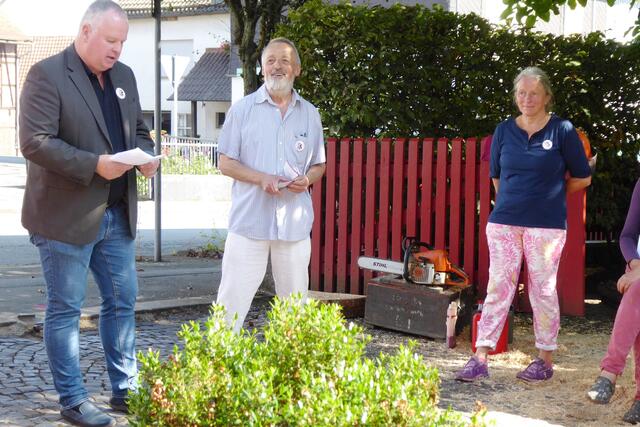 Bürgermeister Christian Klein bei seiner Eröffnungsrede in der Marburger Straße 28. Rechts daneben Beat Hodel (Gesamtorganisation Kunstweg Battenberg) und Marlit Peikert (Kunstverein Battenberg).