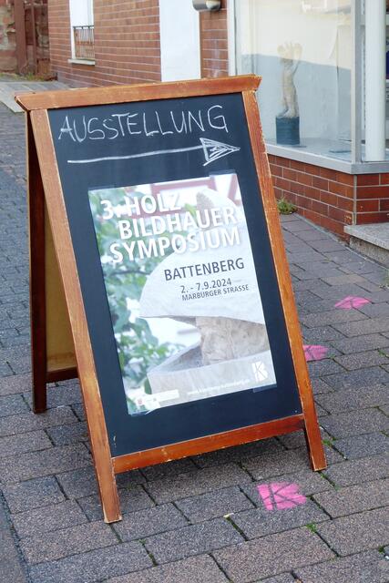 Hinweis zur Ausstellung zum 3. Holzbildhauersymposium Battenberg.