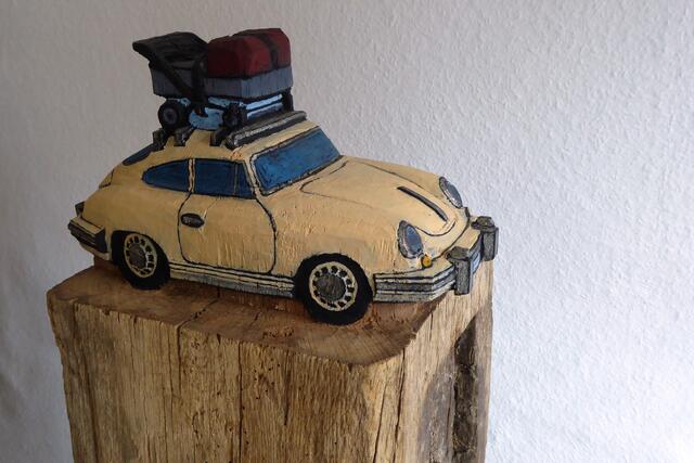 Autoskulptur "Porsche mit Zwillingskinderwagen", Eichenholz, bemalt, 2023, von Ernst Groß.
