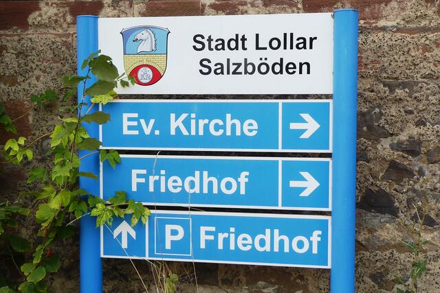 Innerstädtische Hinweisschilder.