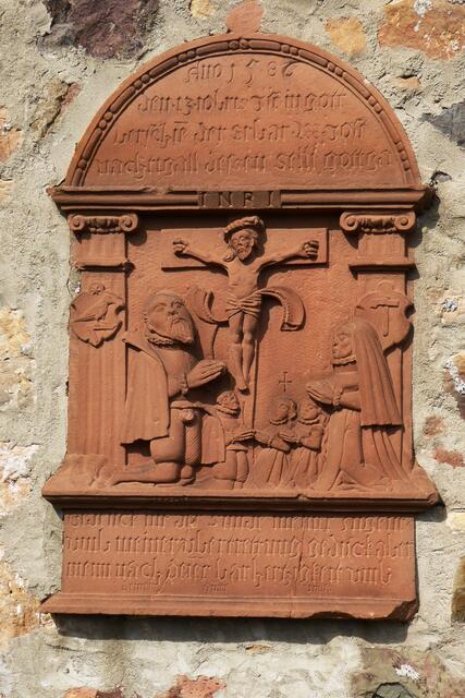 Grabgedenkstein für den 1586 verstorbenen Jost Nachtigall. Im Jahr 1586 den 13. Dezember verschied der ehrbare Meister Jost Nachtigall, dessen Seele Gott gnade. Amen. - Unter dem Bild ist Psalm 25 Vers 7 beschrieben: Gedenk nicht der Sünde meiner Jugend und meiner Übertretung. Gedenk aber mein nach Deiner Barmherzigkeit und Deiner Güte Willen.

