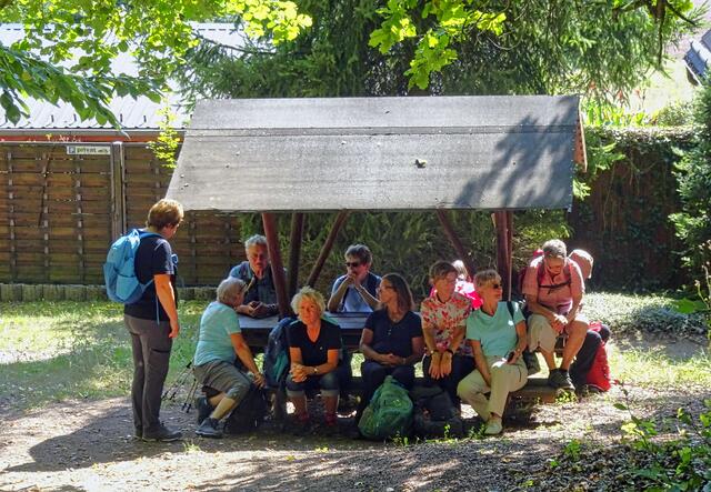 Ruhepause an der Raufe am Karstwanderweg bei Wettelrode