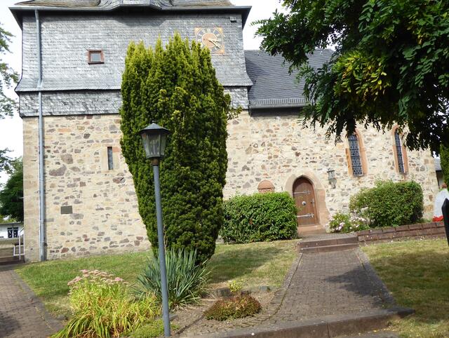 Aufgang zur Kirche von Süden.