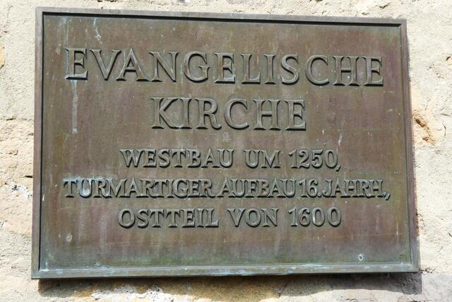 Informationstafel an der evangelischen Kirche.
