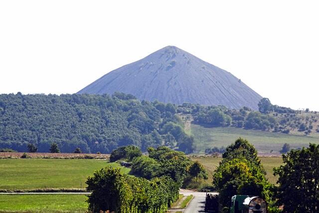 vom Karstwanderweg bei Wettelrode ist die Kupferabraumhalde bei Sangerhausen "Hohe Linde" gut sichtbar, die 150 m hohe Halde entstand in den Jahren 1955 bis 1990