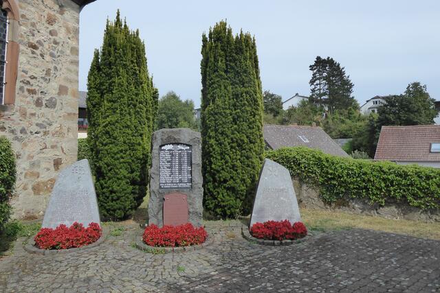 Gedenksteine für die Opfer der Kriege.