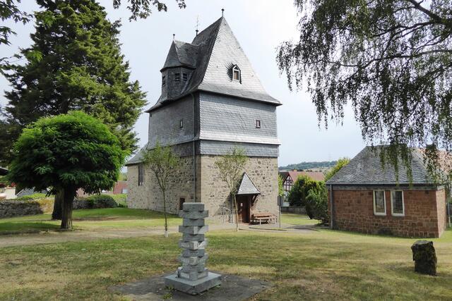 Blick vom Friedhof zur Kirche.