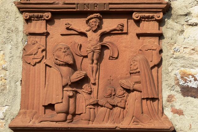 Grabgedenkstein für den 1586 verstorbenen Jost Nachtigall. Dargestellt ist der Verstorbene, der nach seinem Wappen Zimmermann war, mit seiner Familie. Aus der Ehe mit seiner Witwe gingen drei Kinder (1 Sohn, 2 Töchter) hervor. Eine Tochter verstarb vor ihm, was durch ein Kreuz über ihr ausgedrückt ist.
