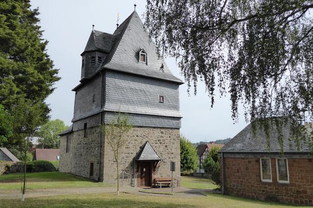 Blick auf das Westportal der evangelischen Kirche.