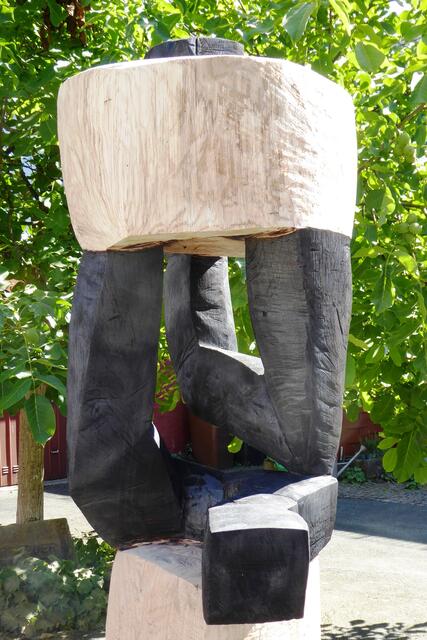 Beate Debus schuf eine Figur in Form einer Karyatide, eine Frau als tragende Säule.