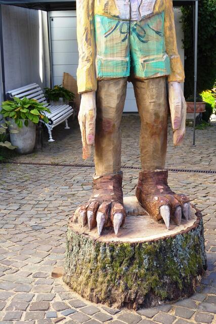 Ignaz Hubers bisher namenlose Skulptur hat Krallenfüße. 
