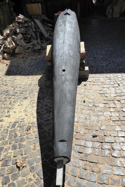 Matthias Heß fertigte eine Stele mit Öffnungen.