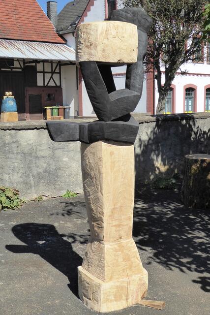 Beate Debus schuf eine Figur in Form einer Karyatide, eine Frau als tragende Säule.