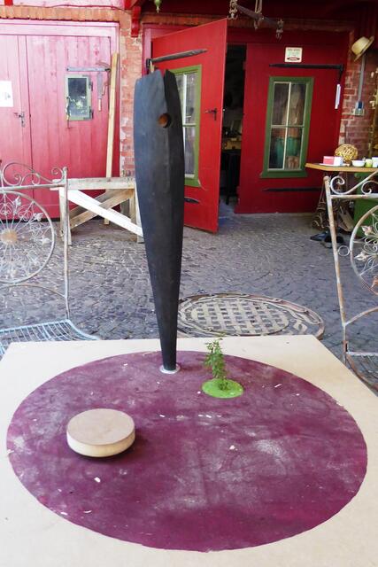 Matthias Heß zeigte eine Aufstellungsvariante für seine Stele mit Öffnungen.