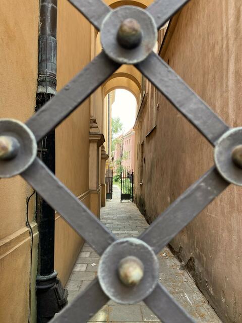 Es gibt viele kleine, enge Gassen in der Stadt. 