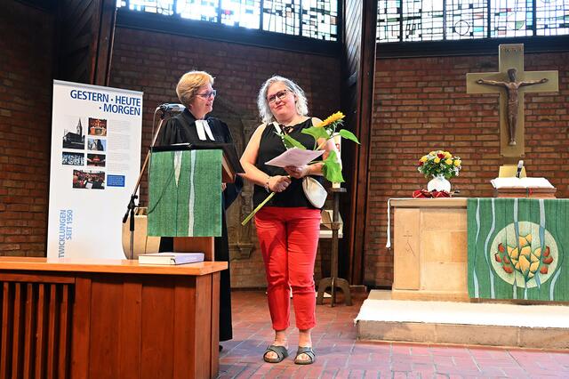 Pastorin Rita Klindworth (l.) und Katja Werner (r.) vom Kirchenvorstand