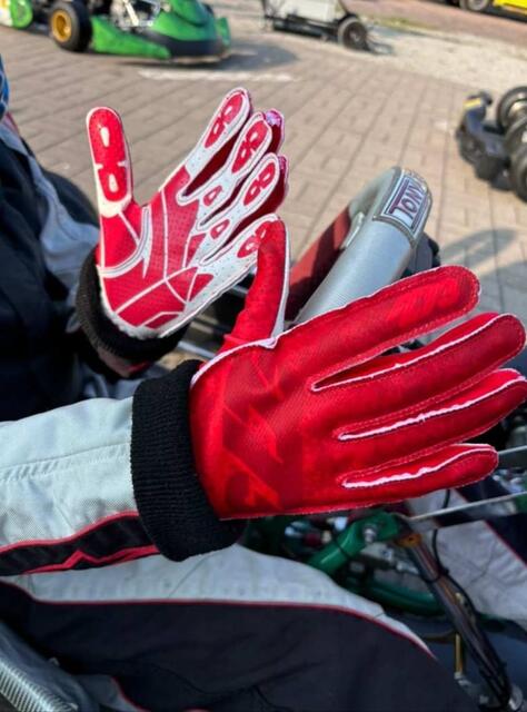 Ob die neuen Handschuhe von Mads Glück bringen?
