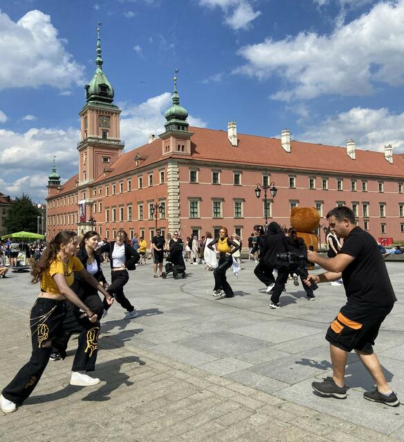 Unglaublich viele Tanzgruppen waren unterwegs. 
Überhaupt viele junge Leute in der Stadt. 