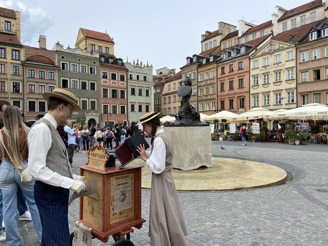 Im Hintergrund der Brunnen mit der "Sirene".