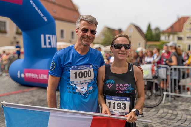 Friedberger Halbmarathon 2024 - ´Frank Büschel mit Siegerin Hannah Sassnink | Foto: FSeventfoto