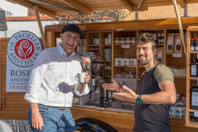 Friedberger Halbmarathon 2024 - Gute Leune bei Dr. Proellers Rosenapotheke  | Foto: FSeventfoto