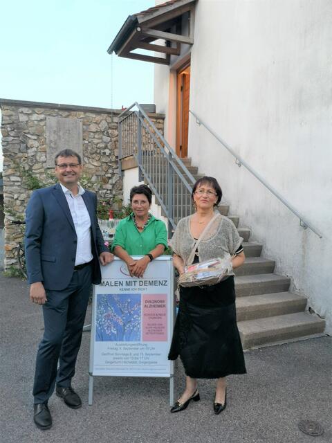 von links: Bürgermeister Stephan Karg, Leiterin Kulturforum Claudia Kohout, Elisabeth Häusler. | Foto: Kulturforum Höchstädt
