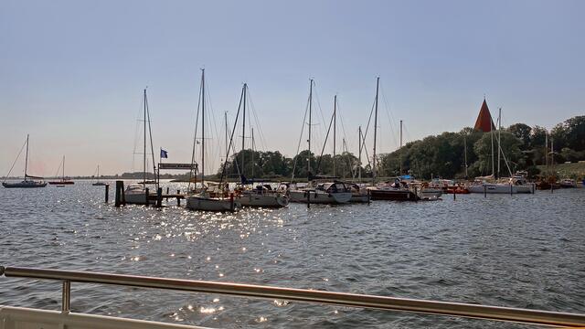 Am nördlichen Ende des Kirchsees befindet sich das Ziel des Ausflugs, der Hafen von Kirchdorf. Foto: Helmut Kuzina