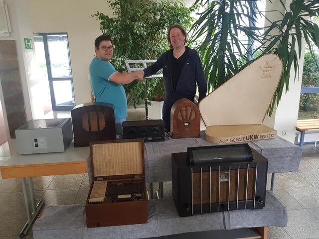 Fabian Frommelt, der Chef des Radio- und Telefonmuseums Wertingen macht gerade den Kauf für das Siemens-Präsentationsbord mit Henning Dorsch aus München per Handschlag perfekt. | Foto: Otto Killensberger