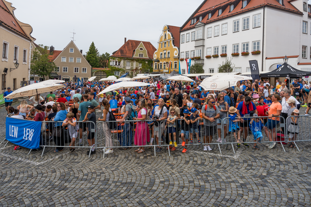 Friedberger Halbmarathon 2024 - Riesen Stimmung auf dem Friedberger Marienplatz | Foto: FSeventfoto