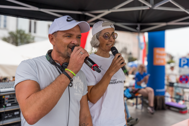 Friedberger Halbmarathon 2024 - DJ Alexander Woldrich (Radio Fantasy) und Moderatorin Sabine Negele | Foto: FSeventfoto