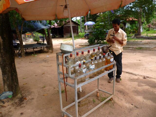 „Tankstelle“- Benzin gibt es hier in Flaschen zu kaufen.
