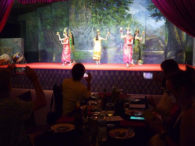 Abendessen der Laufreisegruppe mit Musik und Tanz.
