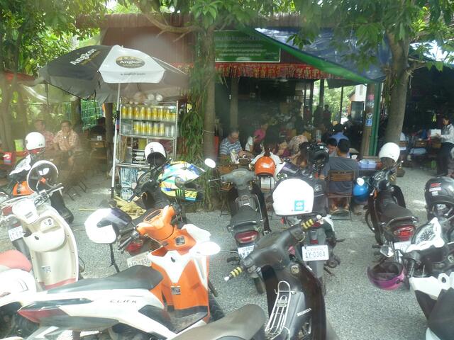 Die Gaststätten sind zahlreich. Hier ein Blick über den Parkplatz in den Gastraum.
