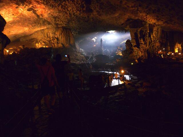 Hang Sung Sot Höhle. Ist die Bekanteste Höhle in der Halong-Bucht und eine der spektakulärsten.
	