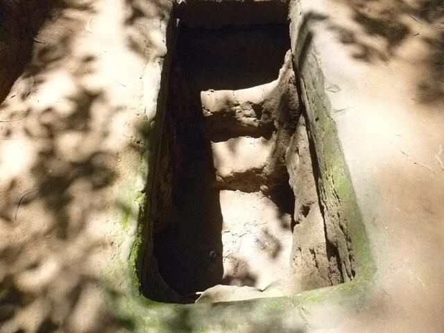 Ein“ Eingang in die weitverzweigte Tunnelwelt von Cu Chi.
