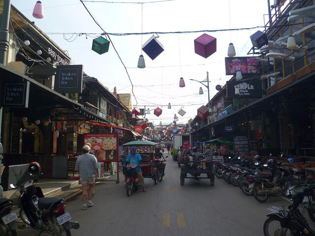 Normale Straßenszene. Fußwege sind oft zugestellt.

